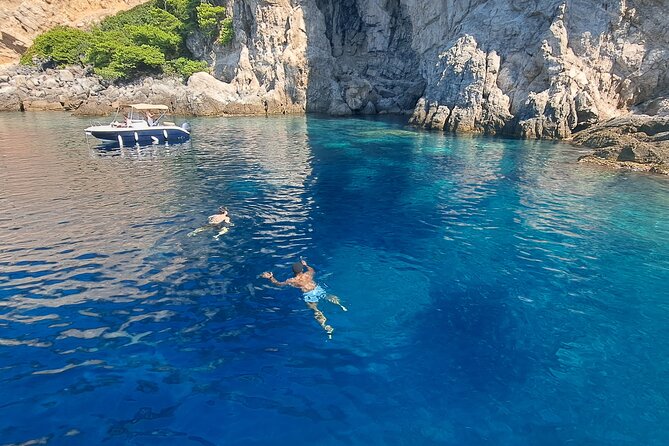 BLUE CAVE private speedboat tour with drinks - A 4-hour private speedboat day to Blue Cave and Šunj Beach