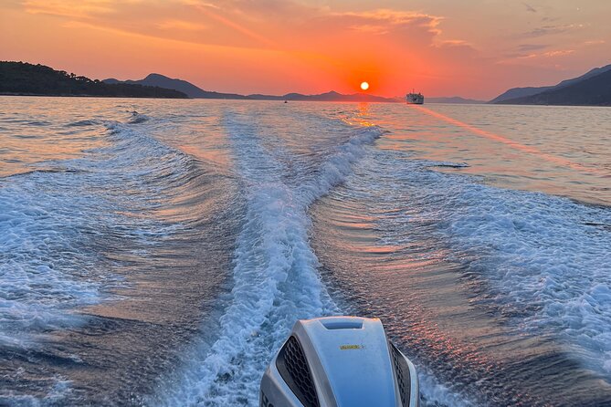 Blue & Green Cave Experience: Drinks, Snorkeling & Šunj Beach - Drinks onboard: beer and white wine with a clear 18+ rule