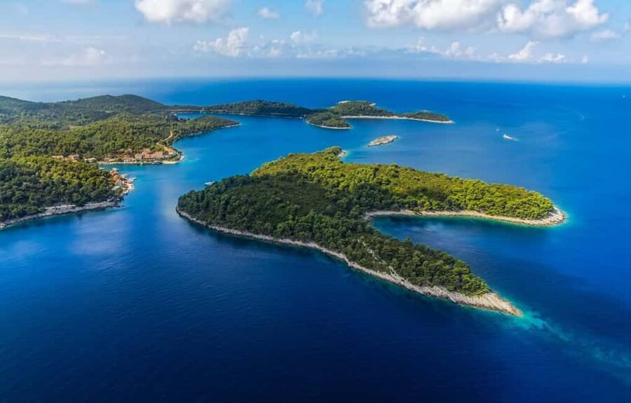 Dubrovnik: 3 Island Boat Tour with Lunch and Guide - Drinks, wine, and how to handle the pace
