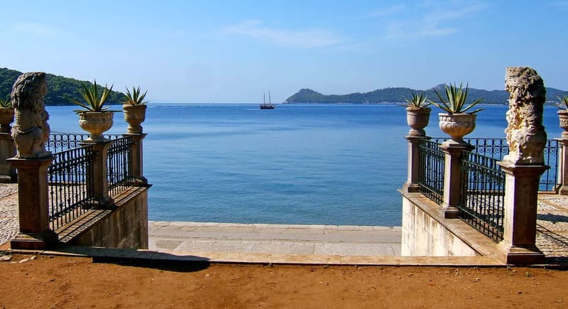 Dubrovnik: 3 Island Boat Tour with Lunch and Guide - The boat experience: comfort, Wi-Fi, and a lively crew