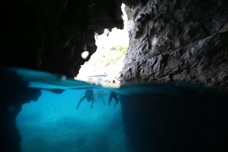 Dubrovnik: Blue Cave & Sunj Beach Boat Tour with Drinks - Speedboat rhythm, safety briefing, and how comfort works