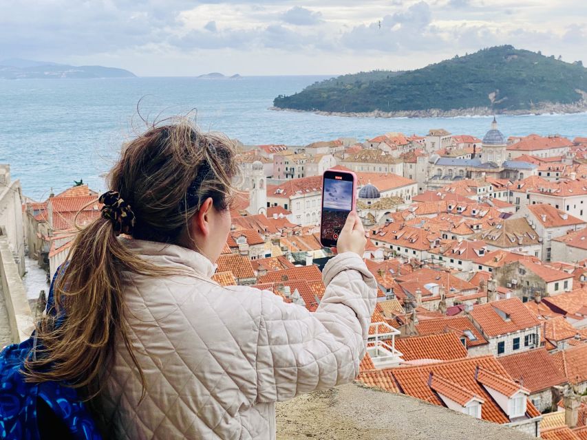 Dubrovnik: City Walls Tour for Early Birds & Sunset Chaser - Finding your guide at Pile, using the purple balloon
