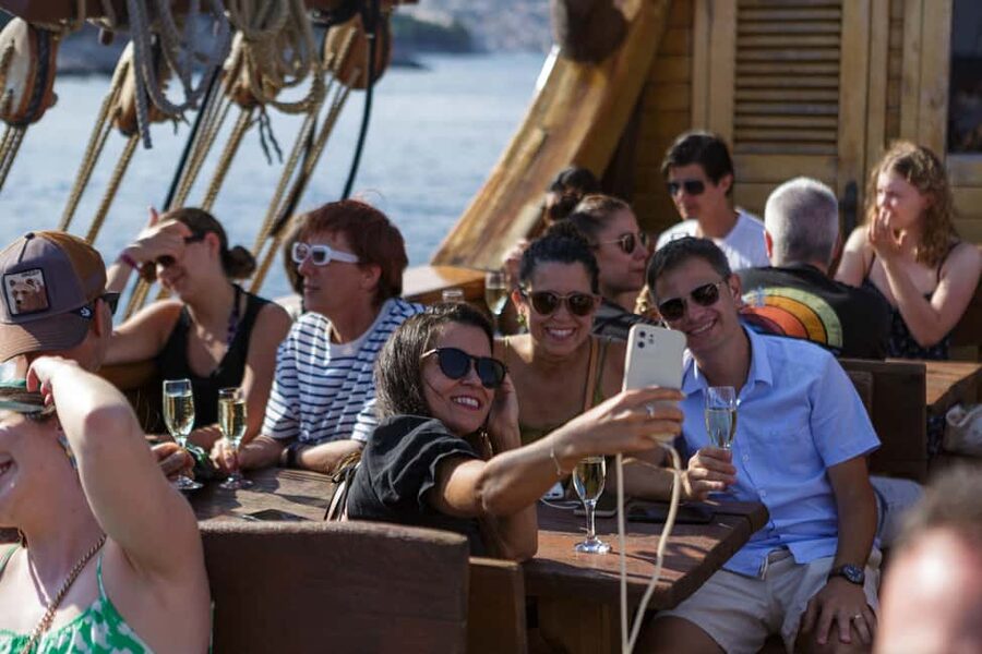 Dubrovnik: Galleon Sunset Cruise with a Live Guide & Drink - Meeting at Dubrovnik Old Town port: how to avoid the rush