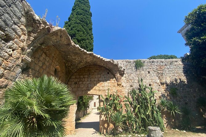 Dubrovnik Game Of Thrones self-guided tour with mobile app - Old Town route: Onofrio’s Fountain to Rector’s Palace
