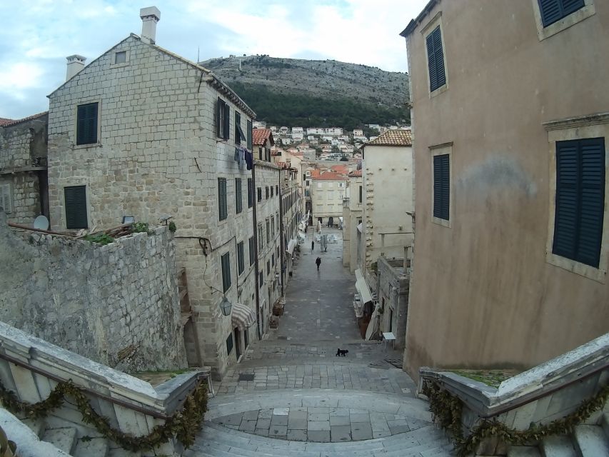 Dubrovnik: Insider 90-Minute Walking Tour With a Local - Ploče Gate and the Dominican Monastery: first clues in stone
