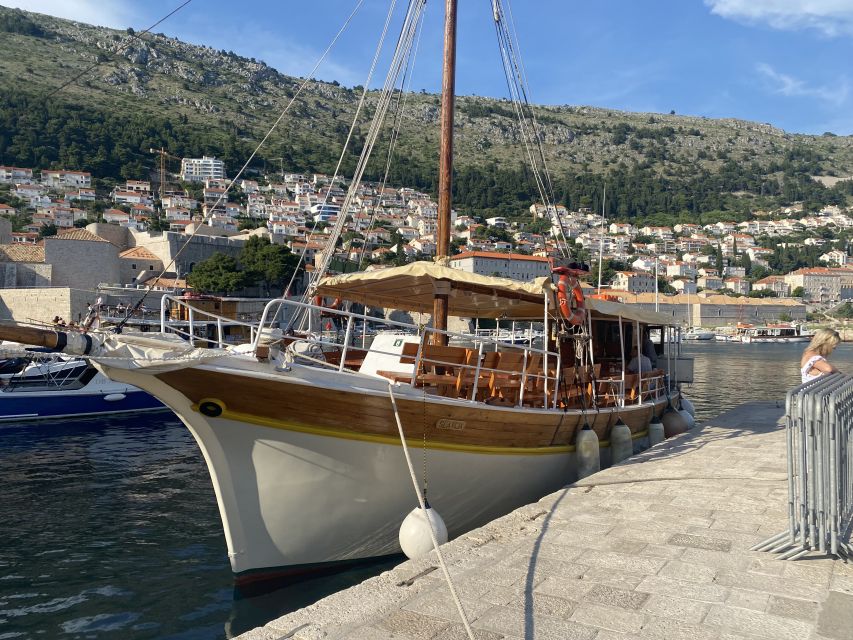 Dubrovnik: Old Town Cruise with Lunch - Welcome snacks first, then lunch on the move
