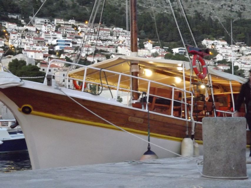 Dubrovnik: Old Town Cruise with Lunch - Wi-Fi on board, for photos and staying connected