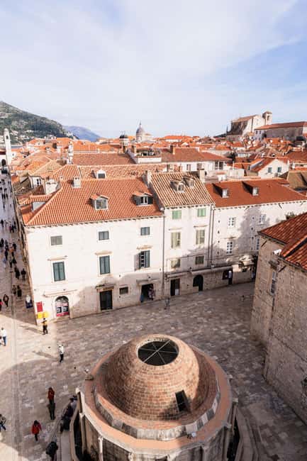 Dubrovnik Old Town: Night tour with History, Wine & Bites - A 2-hour Dubrovnik night route that starts at Velika Onofrijeva Fontana