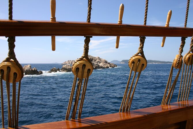 Dubrovnik Old Town Walking Tour and Cruise with Karaka - The logistics that can trip you up: Ports, meeting points, and where the walk ends