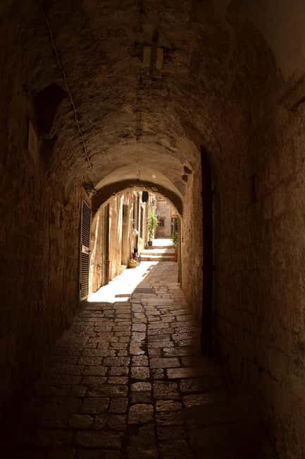 Dubrovnik: Private Game of Thrones Tour: Inside Look - Meeting at Brsalje, then easing into the harbor views