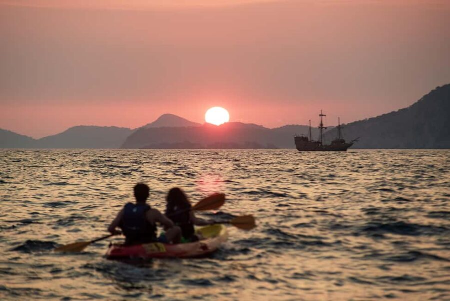 Dubrovnik: Sunset Kayaking and Snorkeling Tour - Starting at Pile Bay: getting set up fast for sunset light