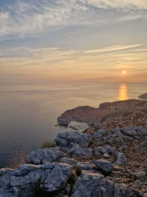 Dubrovnik: Sunset Wine Tasting At Panorama Point - The three local wines and homemade snacks, done in a real way