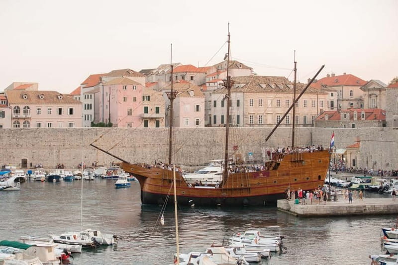 Dubrovnik walking tour and cruise on Karaka ship - Arriving at the Old City port: the switch from sea views to stone streets