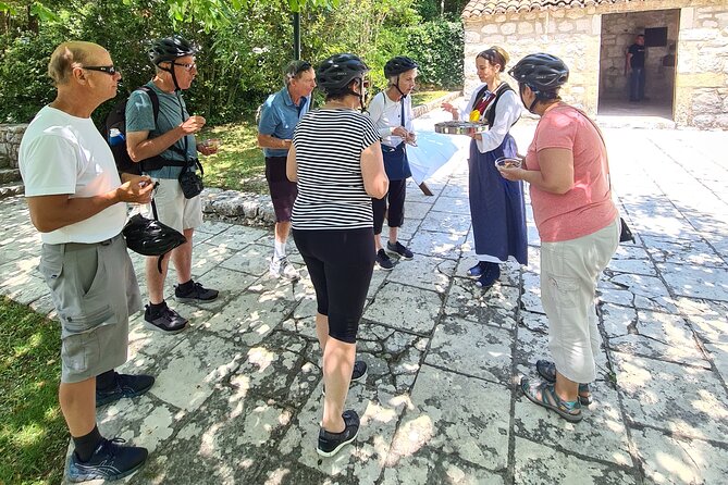 E-Bike Tour + Gourmet Lunch + Wine Tasting (Small Group) - Stop 4: 3-Course Gourmet Lunch and Wine Tasting After the Ride
