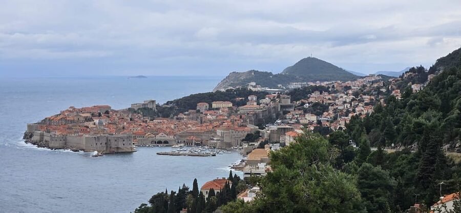 From Split: Dubrovnik Day Trip incl. Stop in Ston - Ston’s walls and oysters: the best kind of break before Dubrovnik