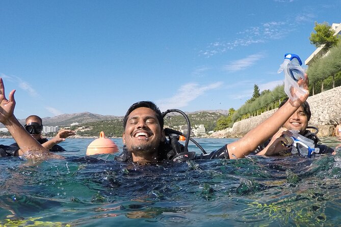 PADI Discover Scuba Diving in Dubrovnik - The on-land briefing: equipment basics, signaling, and pressure balancing