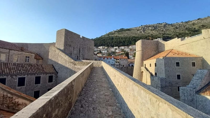 Sunset Wall Walk: 75-Minute Guided Tour & Free Exploration - Getting Started at Ploče Gate, Fort Revelin, and the Meeting Cannon